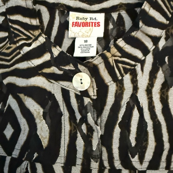 Ruby Rd. Black and Cream Abstract Print Crop Top - Picture 3 of 10